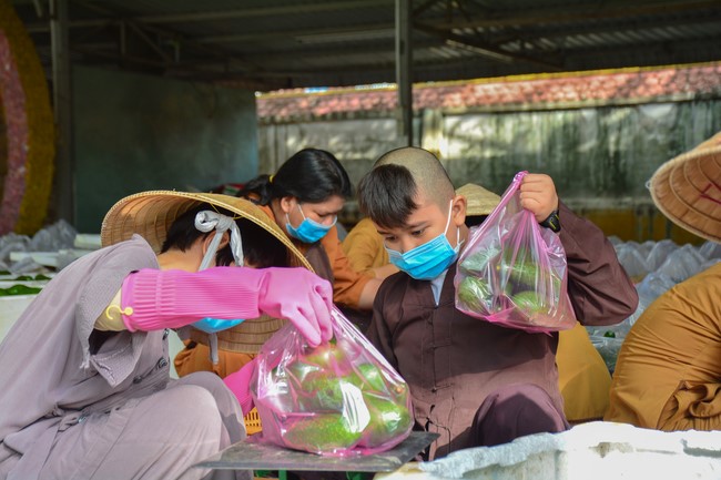Continuing to support people in need in the Covid-19 pandemic of Hoang Phap Pagoda (series 4)